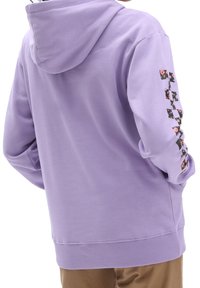 Hoodie lavanda realizzato in tessuto morbido, con tasca a marsupio e accenti floreali sul manica sinistra. Vestibilità standard con polsini a coste.