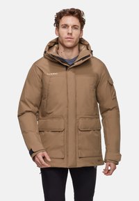 Giacca isolante marrone con cappuccio, dotata di due tasche frontali e chiusura con zip. Tessuto testurizzato con finitura opaca, design leggero.