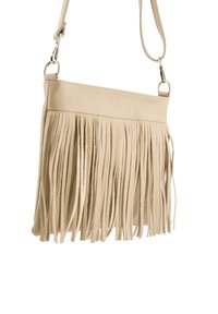 Beżowa skórzana torba crossbody z długimi frędzlami na dole, regulowanym paskiem i srebrnymi akcentami.
