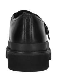 Zwarte leren schoen, ronde neus, lage hak, met een gestructureerde zool, gespdetail op de zijkant, gladde afwerking, met zichtbare stiksels aan de achterkant.