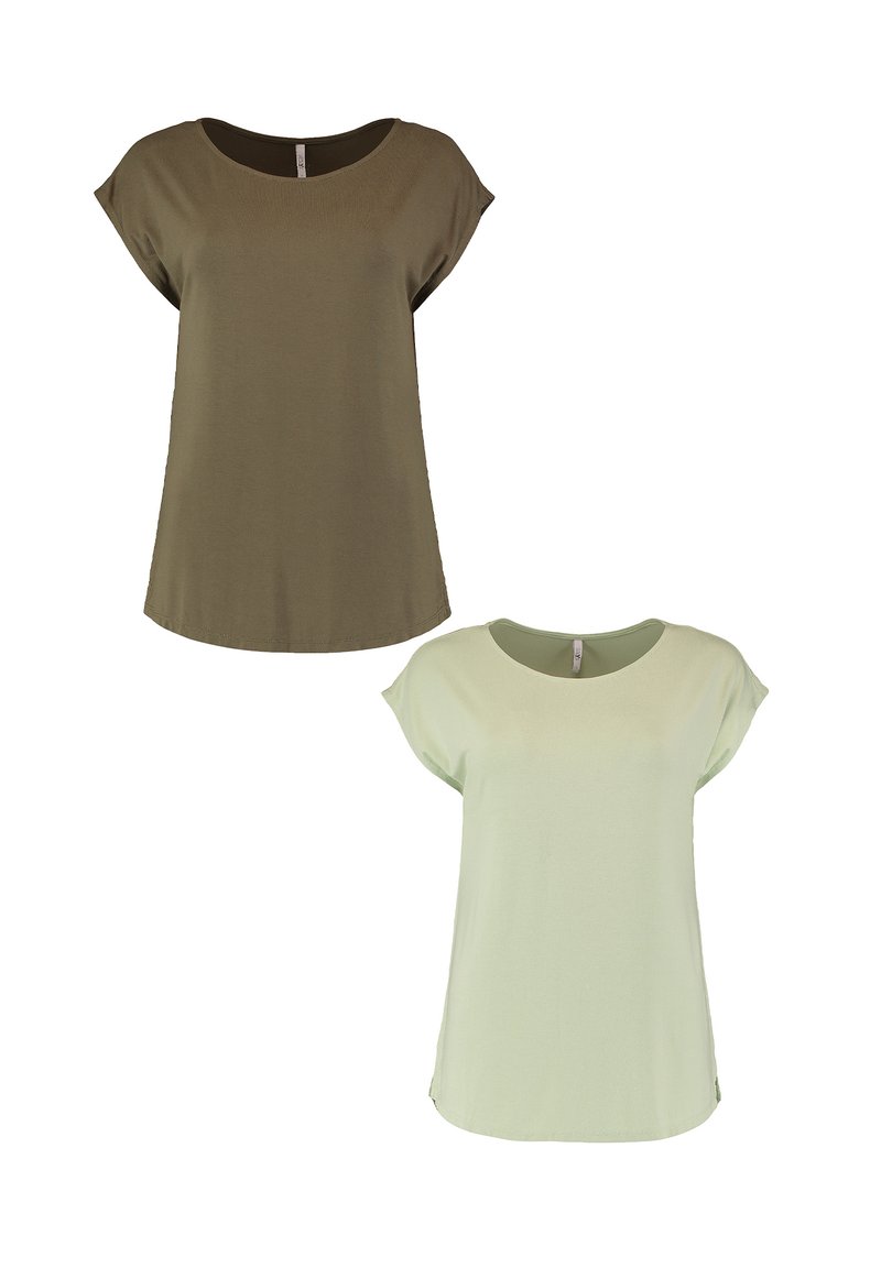 Zwei kurzärmelige Oberteile: eines in olivgrün, das andere in hellgrün. Beide haben einen runden Ausschnitt und eine lockere Passform, gefertigt aus weichem, glattem Material.