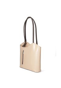 Beige læder tote bag med et elegant design, der har to brune skulderremme, en lynlåslomme og en bølgende øverste kant.