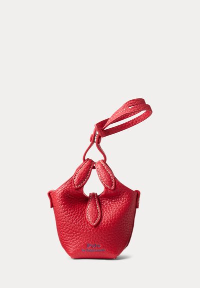 Lille rød tekstureret læder armbåndstaske med en løkke-rem og "Polo by Ralph Lauren"-logo foran.