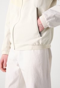 Thumbnail Image 9