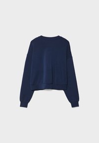 Sweat-shirt bleu marine à manches longues avec col rond, poignets et bas côtelés, vu de dos sur un fond clair uni.