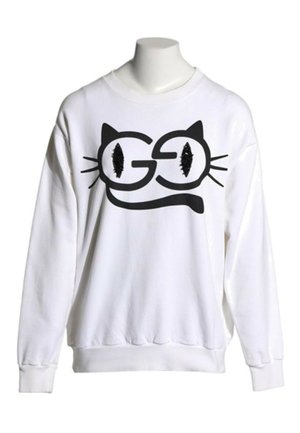 Hvid sweatshirt med et sort design, der kombinerer katteører, knurhår og øjne formet som bogstaverne G og O på brystet.
