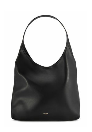 Czarna skórzana torebka na ramię z pojedynczym szerokim paskiem i subtelnym złotym logo na środku u dołu.