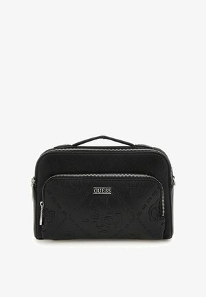 Sac en cuir synthétique noir avec motif de logo embossé, poche zippée à l'avant et ferrures argentées. Dispose d'une poignée supérieure pour un transport facile.