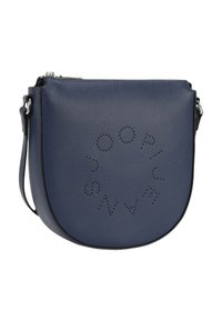 Borsa a tracolla rotonda blu navy, materiale sintetico testurizzato, con dettaglio del logo perforato, tracolla regolabile e chiusura a zip.