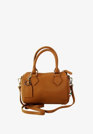 Sac à main en cuir marron au design structuré, avec des poignées supérieures doubles, une bandoulière amovible et une petite étiquette. Accents en métal doré.
