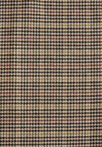 Kootud kangas šotihopi mustris, millel on pruunid, mustad ja tumepunased toonid beežil taustal; pehme tekstuur.