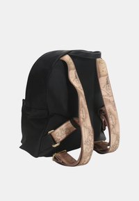 Czarny plecak z bokami w mapy, skórzanymi akcentami i minimalistycznym designem. Posiada boczne kieszenie i zarysowaną formę.