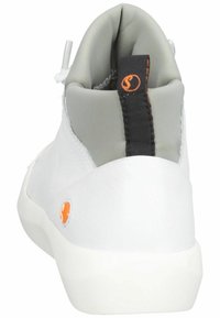 Weiße High-Top-Schuhe mit glattem Lederoberfläche, grauen Akzenten am Kragen und einer schwarzen Zuglasche mit orangefarbenem Logo auf der Rückseite.