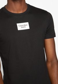 Calvin Klein Jeans SMALL CENTER BOX TEE UNISEX - Triko s potiskem - black