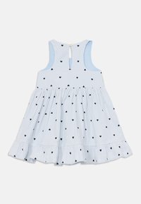 Světle modré pruhované šaty s tmavě modrým vzorem srdíček, bez rukávů, s volánkovým lemem a zapínáním na klíčovou dírku na zádech.