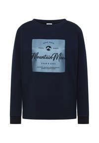 Námořnická modrá mikina s volným střihem, která má kovový grafický design a text v čtverci. Text zní "Hike High, Feel Free."