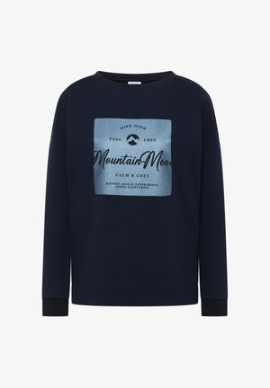 Sudadera azul marino de corte relajado, con un diseño gráfico metálico y texto en un cuadrado. El texto dice "Hike High, Feel Free".