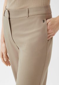 comma CIGARETTE - Stoffhose - helles beige
