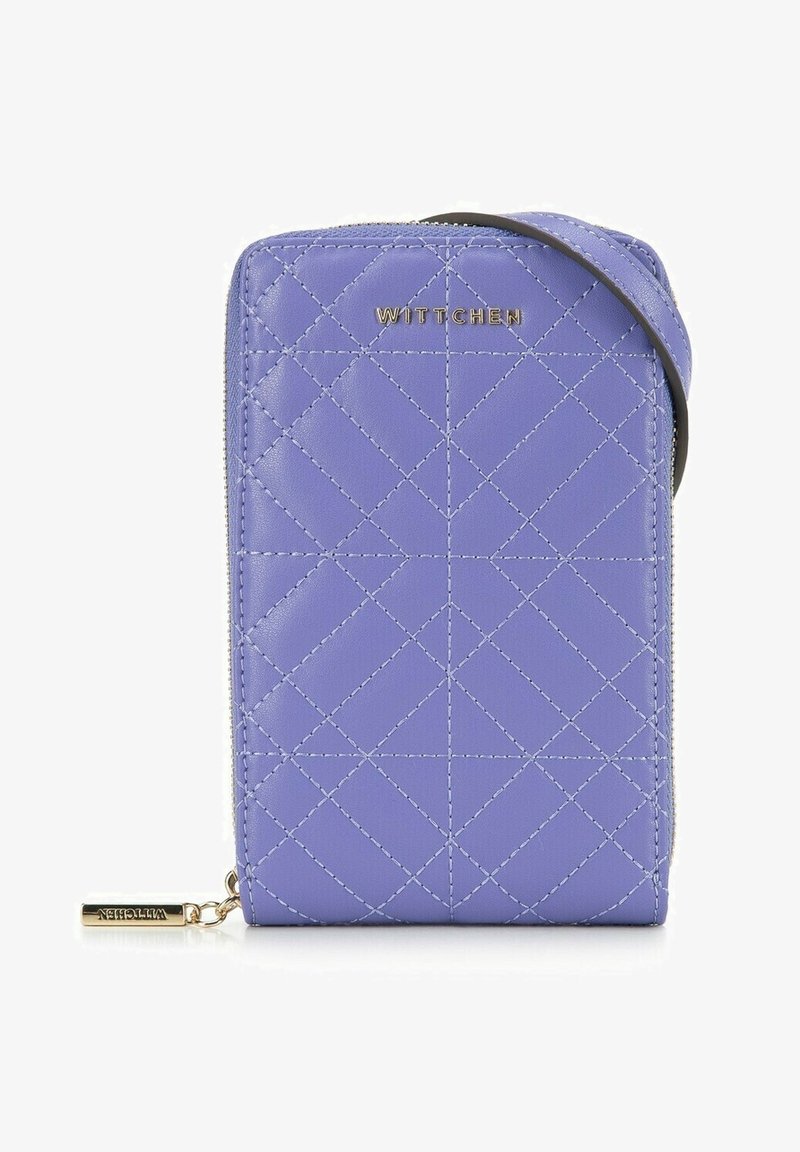 Fialová prošívaná peněženka s texturovaným povrchem, s bílým prošíváním, zlatými kovovými detaily a zipovým uzávěrem. Logo značky je umístěno na přední straně.
