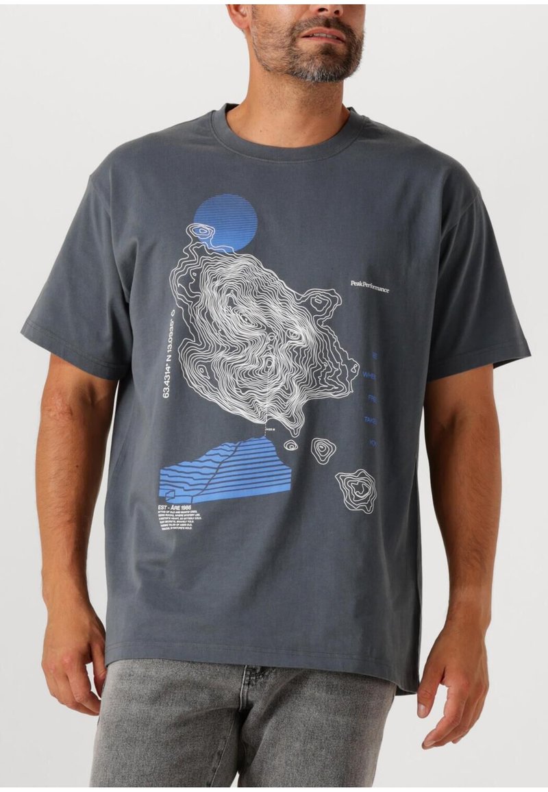 Szara bawełniana koszulka z niebieską okrągłą grafiką i białymi liniami topograficznymi. Krótkie rękawy i luźny krój.