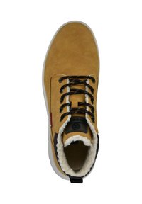 Braune Wildleder-Ankle-Boots mit schwarzen Schnürsenkeln, flauschigem weißen Futter und einer strukturierten schwarzen Zunge. Weiße Gummisohle mit einem Ziehlasche an der Ferse.