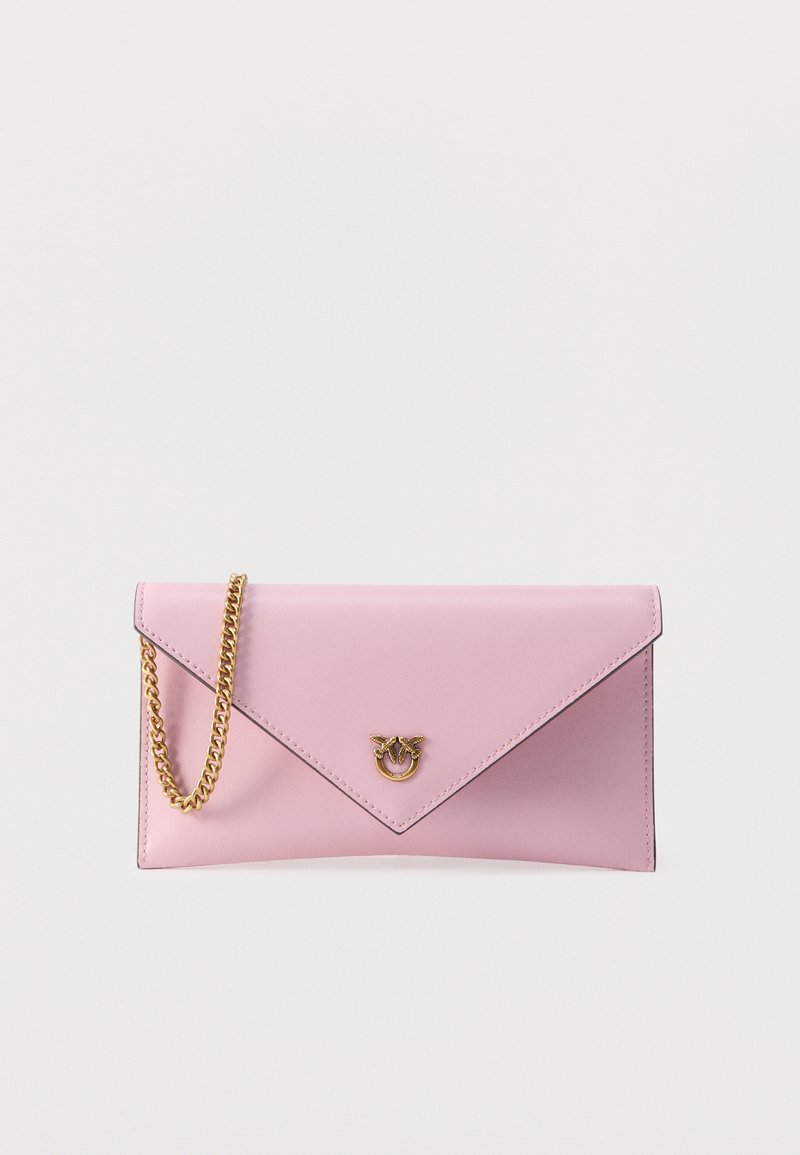 Φακελώτος τσαντάκι σε ανοιχτό ροζ με χρυσή αλυσίδα και μικρό χρυσό κούμπωμα σε σχήμα δύο πουλιών πάνω σε δαχτυλίδι.