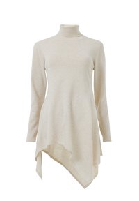 Lichtbeige lange mouw sweater jurk met een hoge hals, asymmetrische zoom en een zachte gebreide textuur, met een strak, eenvoudig ontwerp.
