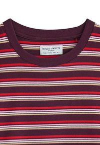 Gestreepte t-shirt in bordeauxrood met horizontale lijnen in rood, roze, crème en bruin. Beschikt over een ronde hals en een label dat in de kraag is genaaid.