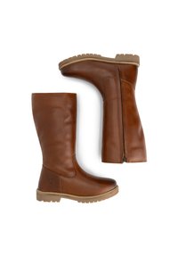 Een paar bruin leren laarzen tot halverwege het kuit met lichtbruine rubberen zolen, waarbij de ene laars rechtop staat en de andere op zijn zij ligt met een zijrits zichtbaar.