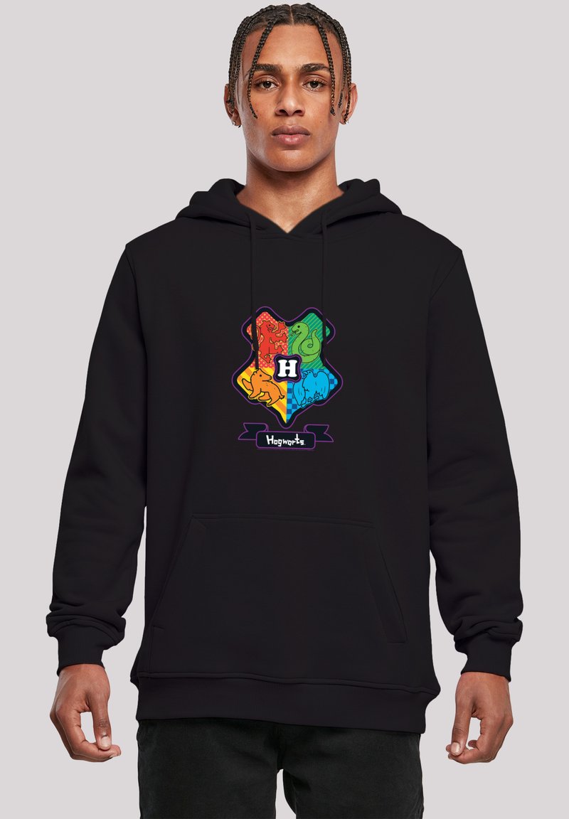 Felpa nera in cotone con tasca frontale. Presenta un design del crest di Hogwarts multicolore: sezioni rosse, blu, verdi e gialle.