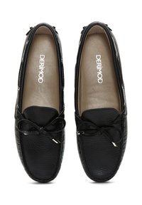 Mocasines de cuero negro con un acabado texturizado, detalle de lazo en la parte delantera y un interior beige. Presentan un sutil logotipo en la plantilla.