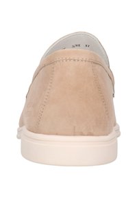 Scarpe slip-on in suede beige con finitura liscia, suola in gomma bianca e dettagli di cucitura sottili. Design leggero e casual.