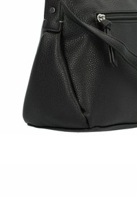 Bolso de cuero negro texturizado con una silueta suave, que cuenta con un bolsillo con cremallera, una correa adjustable y sutiles acentos de hardware metálico.