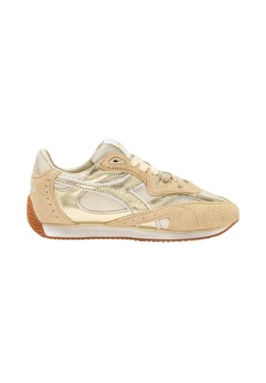 Beige og metallisk guld lavtop-sneaker med ruskind og mesh-paneler, snørelukning og brun gummisål.