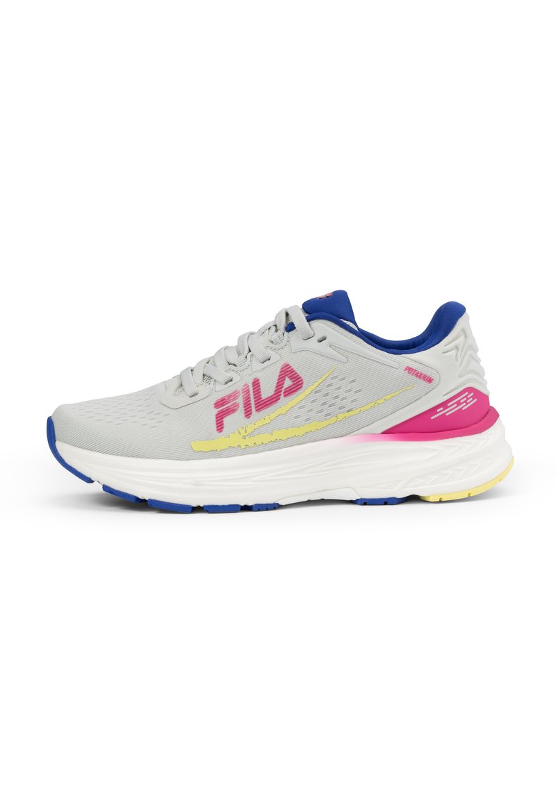 Zapatillas grises con acentos en rosa y amarillo. Presentan una parte superior texturizada, suela blanca y una lengüeta trasera azul. Logo "Fila" en rosa en el lateral.