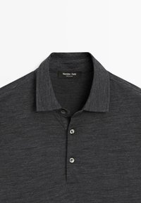 Ciemnoszara koszulka polo z krótkim rękawem, z kołnierzykiem i trzema guzikami, z metką "Massimo Dutti" wewnątrz dekoltu.