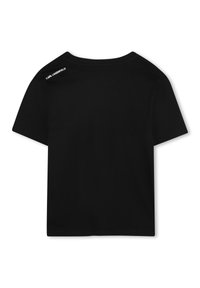 Μαύρο βαμβακερό t-shirt με κοντά μανίκια, στρογγυλή λαιμόκοψη και μικρό λευκό λογότυπο στον αριστερό ώμο. Λείο ύφασμα και άνετη εφαρμογή.