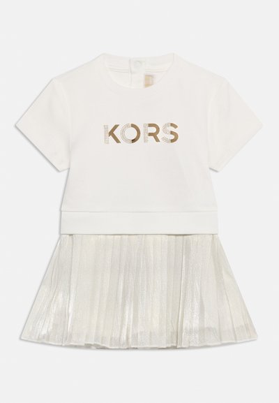 Λευκό φόρεμα με κοντά μανίκια και χρυσό κείμενο «KORS» στο πάνω μέρος, με πλισέ, λαμπ ερή φούστα προσαρτημένη κάτω από τη μέση.