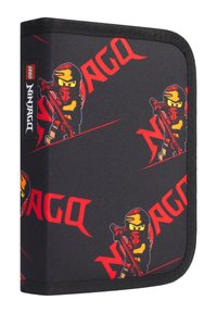 Custodia zip da LEGO Ninjago, in tessuto nero con grafiche rosse di ninja, arricchita dal testo "Ninjago". Presenta un design robusto e una trama liscia.