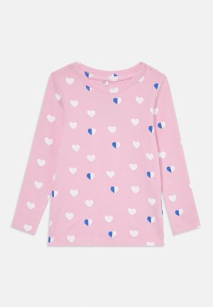 Ružičasta košulja dugih rukava s uzorkom bijelih i plavih srca. Izrađena od mekane tkanine s okruglim izrezom i regularnim krojem.