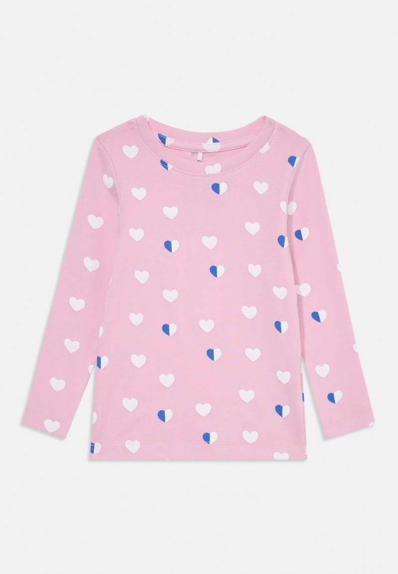 Roosa pikkade varrukatega särk, millel on valgete ja siniste südamete muster. Valmistatud pehmest kangast, ümmarguse kaeluse ja regulaarse lõikega.