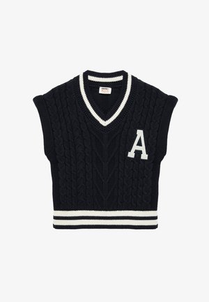 Marineblå strikket ærmeløs vest med kabelmønster, V-hals og hvide striber som pynt ved kraven og nederste kant. Har et hvidt bogstav 'A' patch.