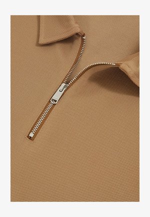 Hnědá texturovaná polokošile se zipem, s límečkem a jemnými detaily na zipovém kování.