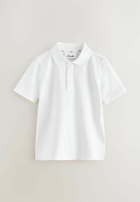 Kortärmad vit polo med tre knappar, märkt "Clarks" på kragen, visad på en ljus bakgrund.