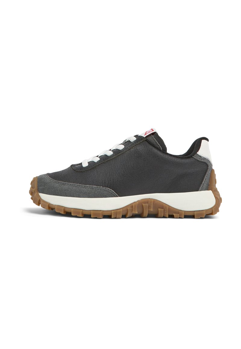 Sneaker nera e grigia con pelle testurizzata, lacci bianchi e suola in gomma color gomma a contrasto. Presenta un profilo basso e un design a punta rotonda.