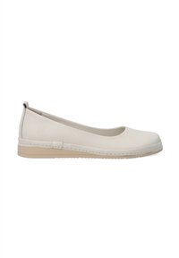 Witte platte schoen van soepel leer met een ronde neus, minimale stikseldetails en een dunne beige rubberen zool.