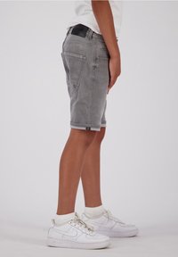RAIZZED Shorts vaqueros - grey