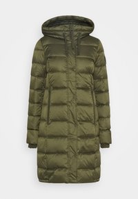 Olivgrüne Steppjacke mit Kapuze, ausgestattet mit einem Reißverschluss vorne, zwei seitlichen Reißverschlusstaschen, einem gesteppten Muster und gerippten Bündchen.