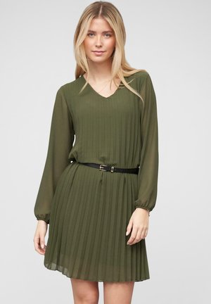 Robe plissée vert olive avec des manches longues, décolleté en V et une ceinture noire avec une boucle dorée. Tissu lisse et léger.