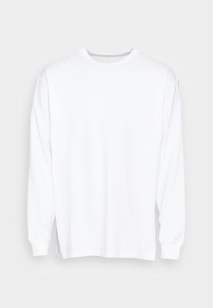 Weißes Langarm-T-Shirt aus Baumwolle mit Rundhalsausschnitt, überschnittenen Schultern und einem kleinen weißen Logo auf der Brust.